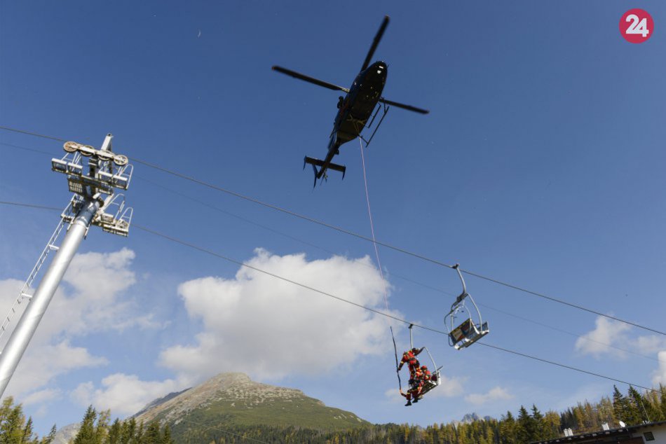 Záchrana osôb z lanovky vrtuľníkom: V Tatrách nacvičovali slovenskí a českí hasi