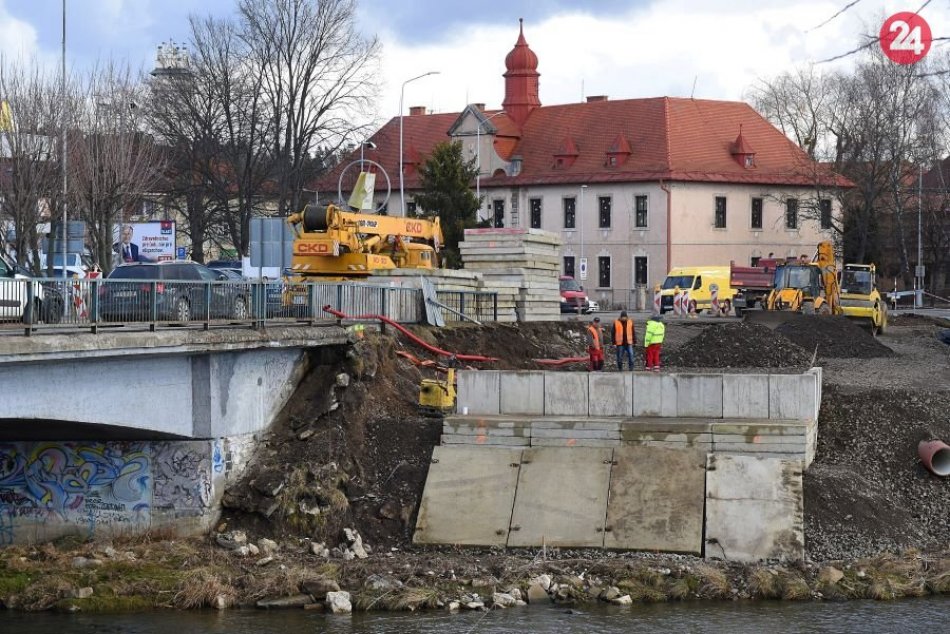 FOTO: Začiatok prác na dočasnom premostení rieky Poprad v Kežmarku