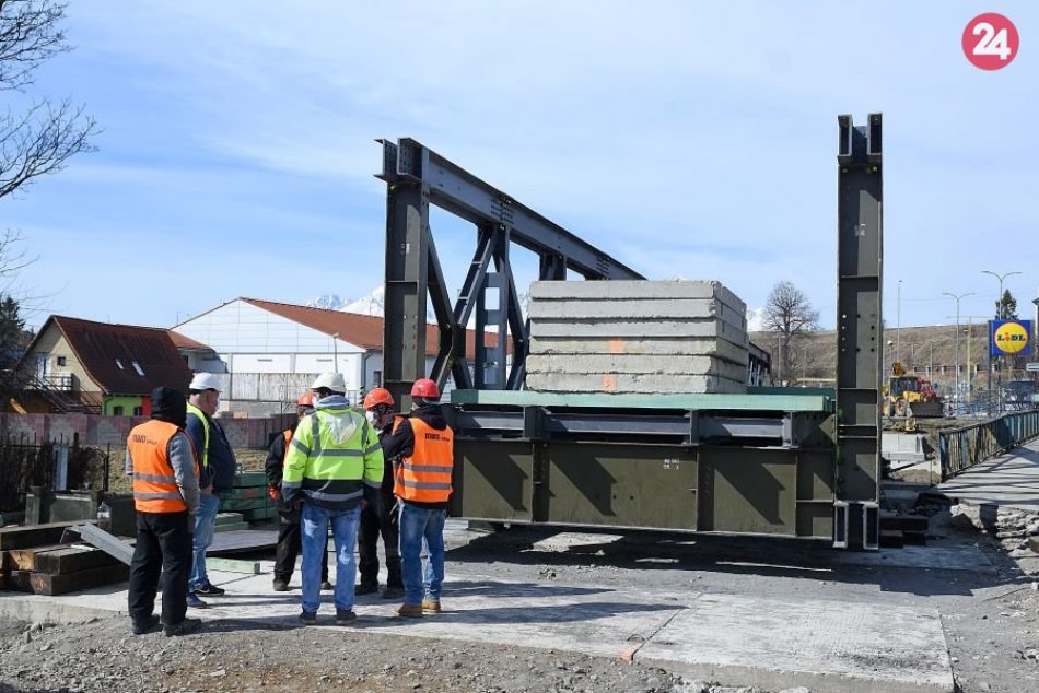 Stavba dočasného mostu v Kežmarku: Robotníci pracujú v rúškach