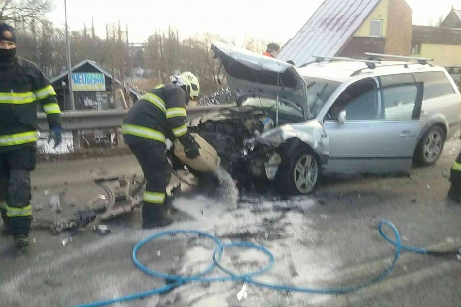 Vážna nehoda pred Kežmarkom: Čelne sa zrazili dve autá, hlásia zranených