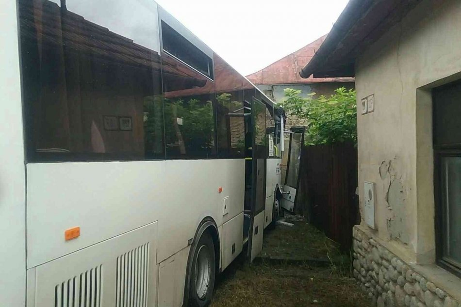 V OBRAZOCH: Autobus s cestujúcimi nabúral do rodinného domu
