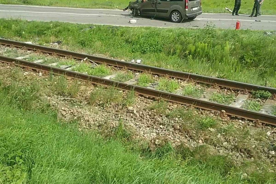 OBRAZOM: Zrážka vlaku s autom pri Spišskej Belej